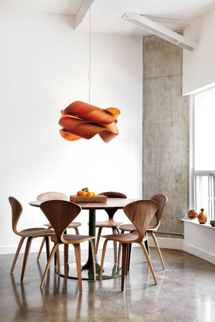 Trebasert lampe i nordisk stil – håndlaget i Valencia.