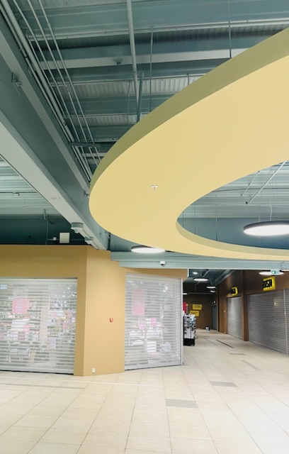 Lyst og åpent interiør for kjøpesenter